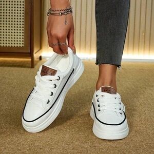 🍀White low top canvas sneakers